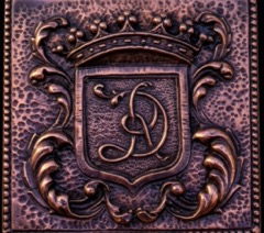 Placa repujada con escudo heráldico y corona (V015)